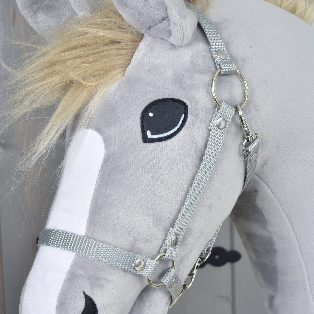 Set Start strieborný (ohlávka + nákrčník + vodidlo + opraty) od Hobby Horse LarDen na sivom plyšovom koňovi s bielym ňufákom, čiernym vyšitým okom a nadýchanou svetlo blond hrivou, pôvabný doplnok do každej zbierky Hobby Horse príslušenstva.