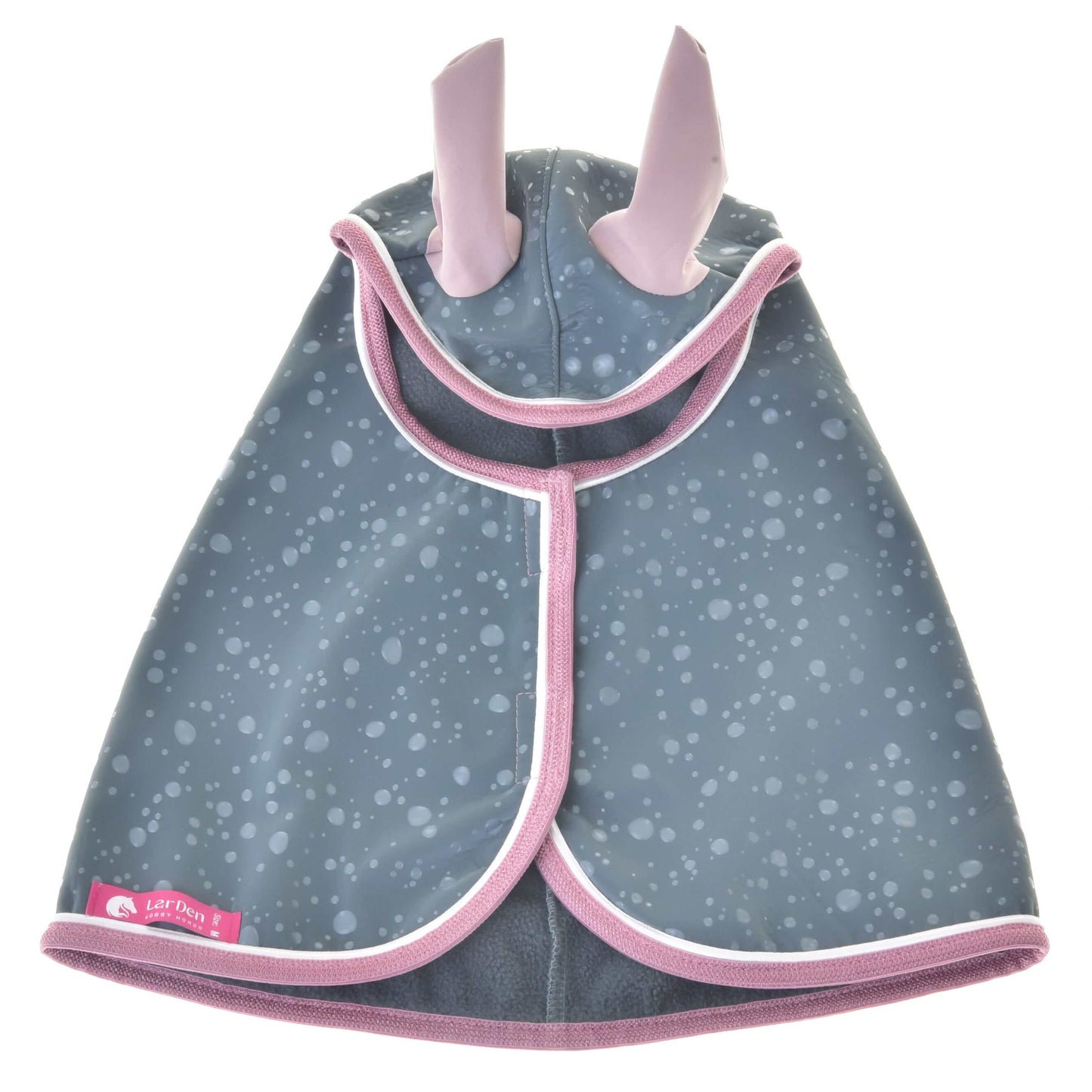 Pláštenka Best od Hobby Horse LarDen je sivá pláštenka so svetlosivými škvrnami, ružovým lemovaním a dvoma vztýčenými ružovými umelými uškami – skvelá do každého počasia alebo pre zladenú Hobby Horse hru tvojho chlpatého kamaráta.