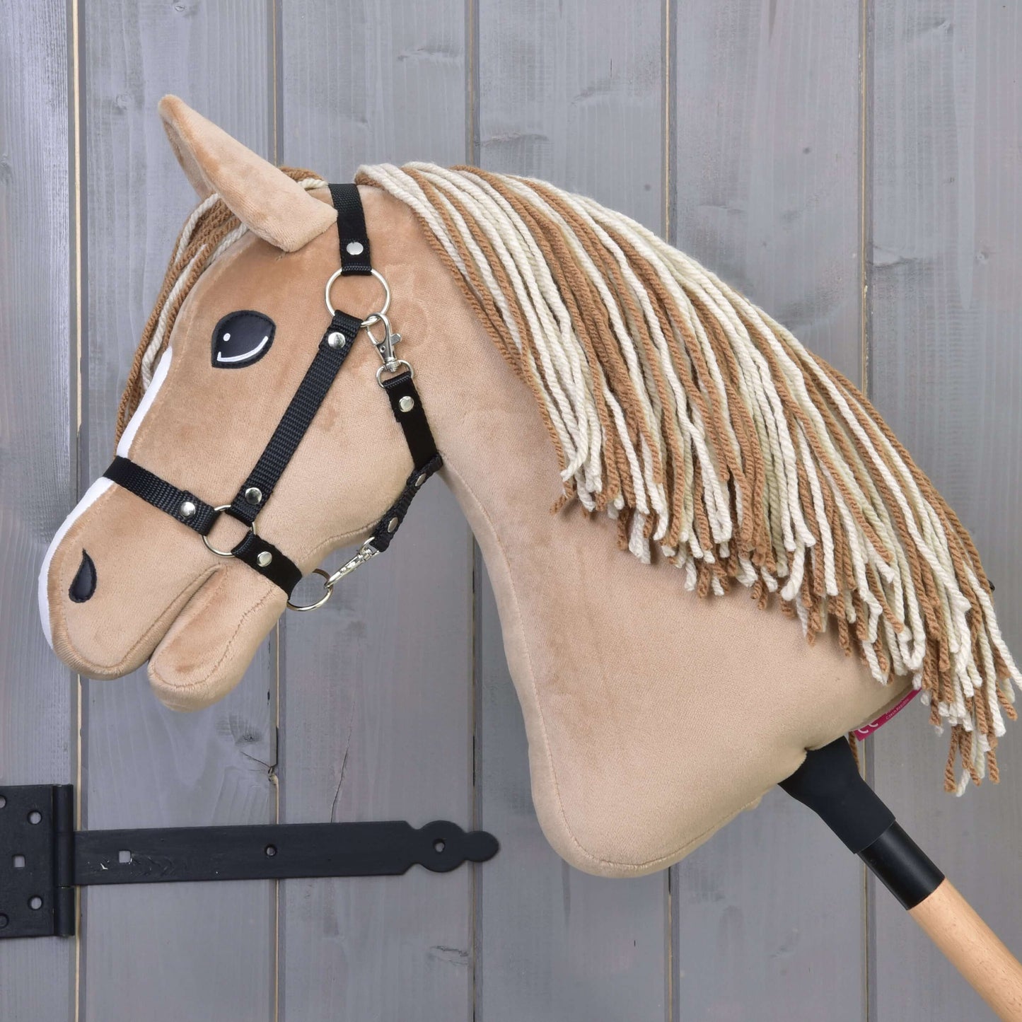 Hobby Horse Bren s čiernou ohlávkou od Hobby Horse LarDen, s hnedo-krémovou priadzovou hrivou, gombíkovými očami a na drevenej tyči – ideálny pre fanúšikov pasenia s American Quarter Horse.