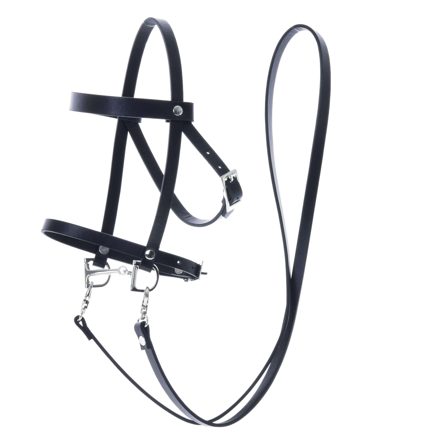 Set Basic od Hobby Horse LarDen je čierna kožená uzdečka s opratami a striebornými kovovými prvkami, zobrazená na bielom pozadí – klasická voľba pre každého jazdca alebo fanúšika Hobby Horse.