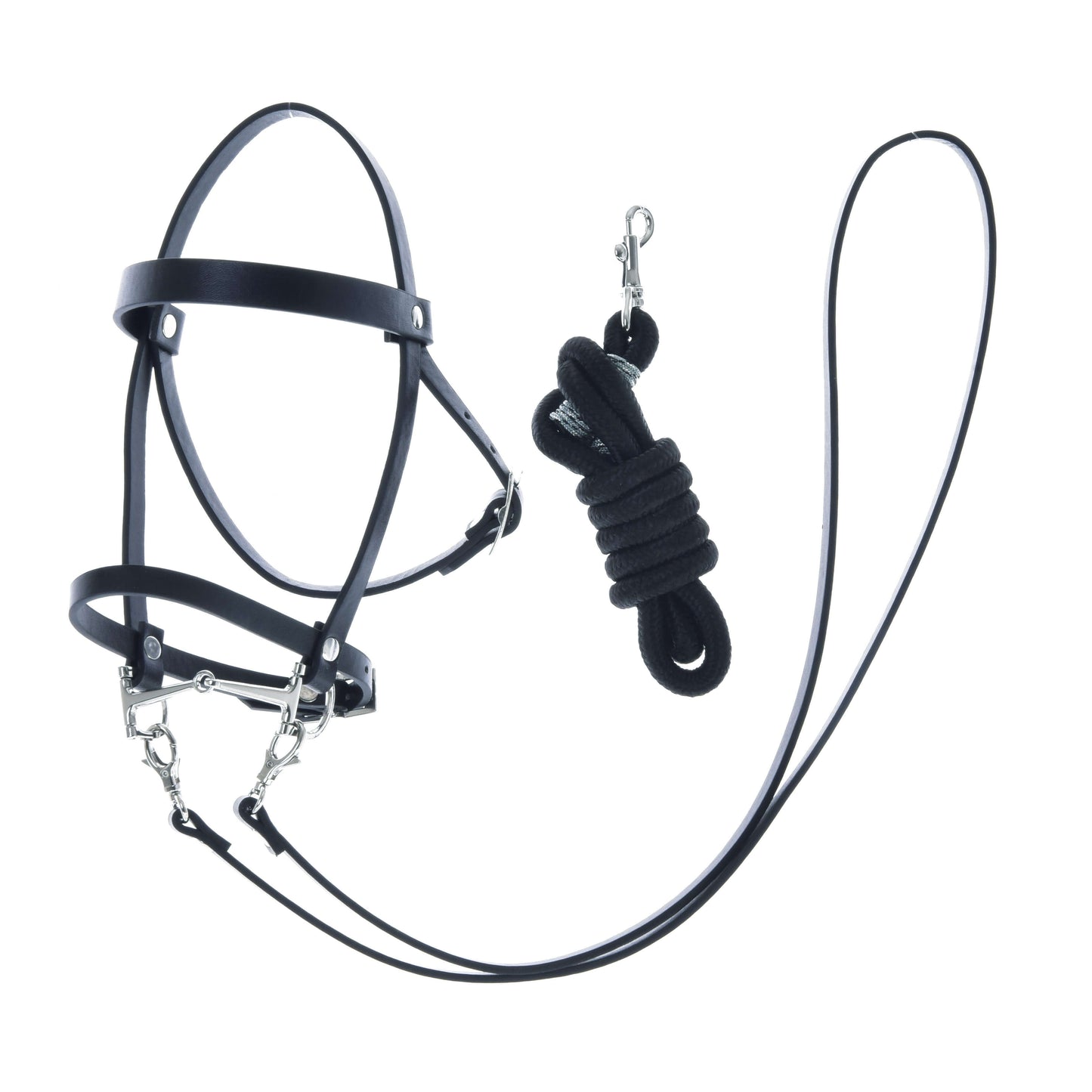 Hobby Horse LarDen Set Basic obsahuje čiernu ohlávku s kovovými prackami a krúžkami plus stočené čierne vodidlo so striebornou karabínou – ideálne pre tvojho Hobby Horse, zobrazené na bielom pozadí.
