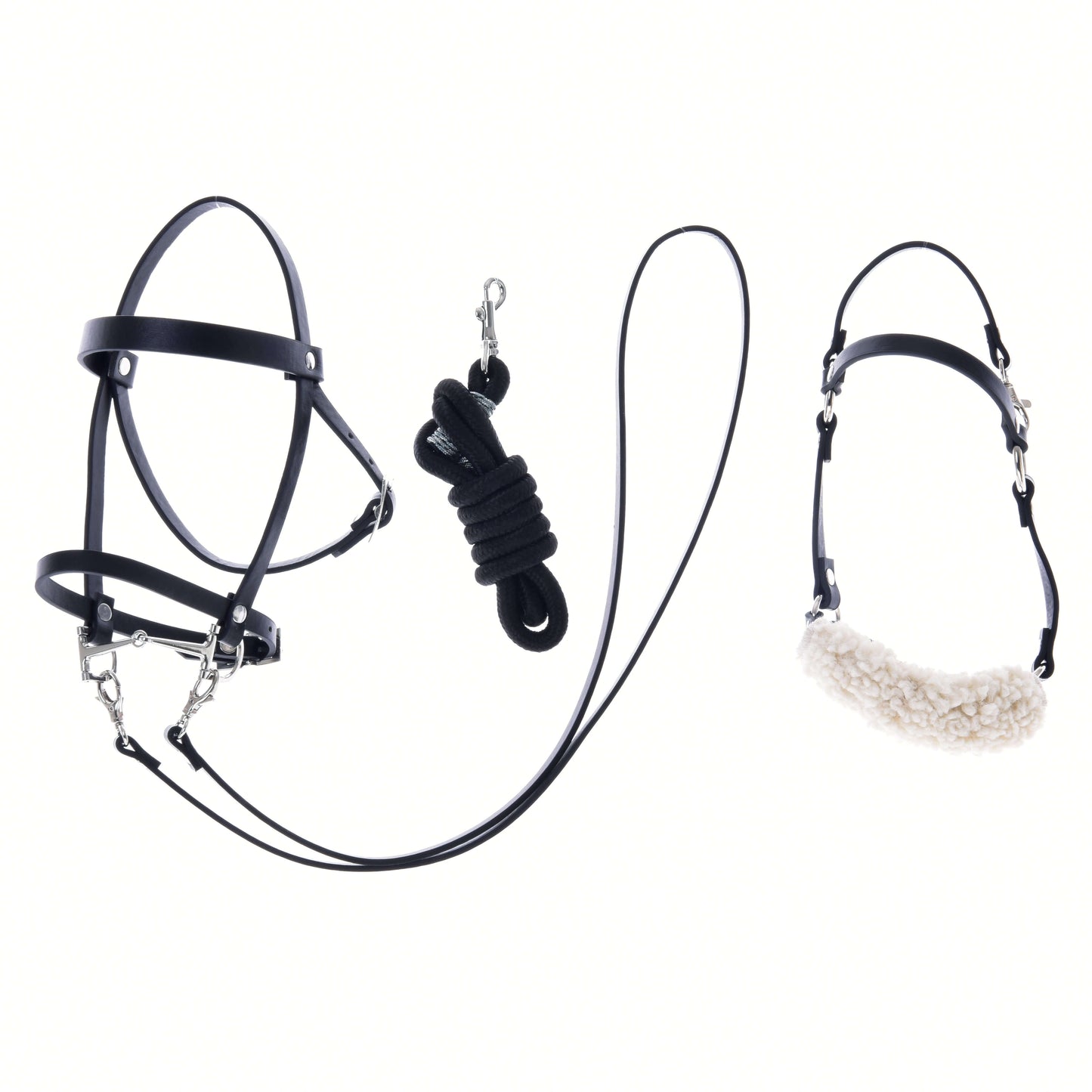 Set Basic od Hobby Horse LarDen obsahuje čiernu ohlávku s barančekom, stočené čierne vodidlo s kovovou karabínou a čierny nánosník s bielym fleecom – skvelé doplnky pre tvojho Hobby Horse, zobrazené na bielom pozadí.