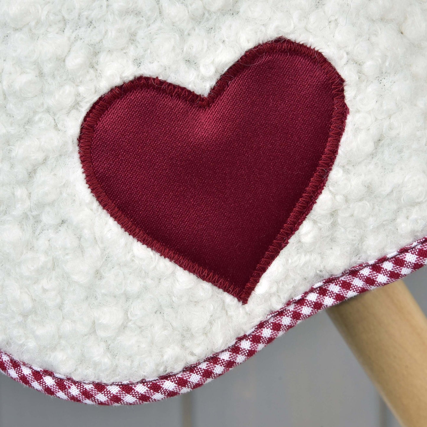 Deka Cube Red od Hobby Horse LarDen s červeným látkovým srdcom s obšitými okrajmi na bielej nadýchanej tréningovej deke, doplnená červenobielym károvaným lemom.