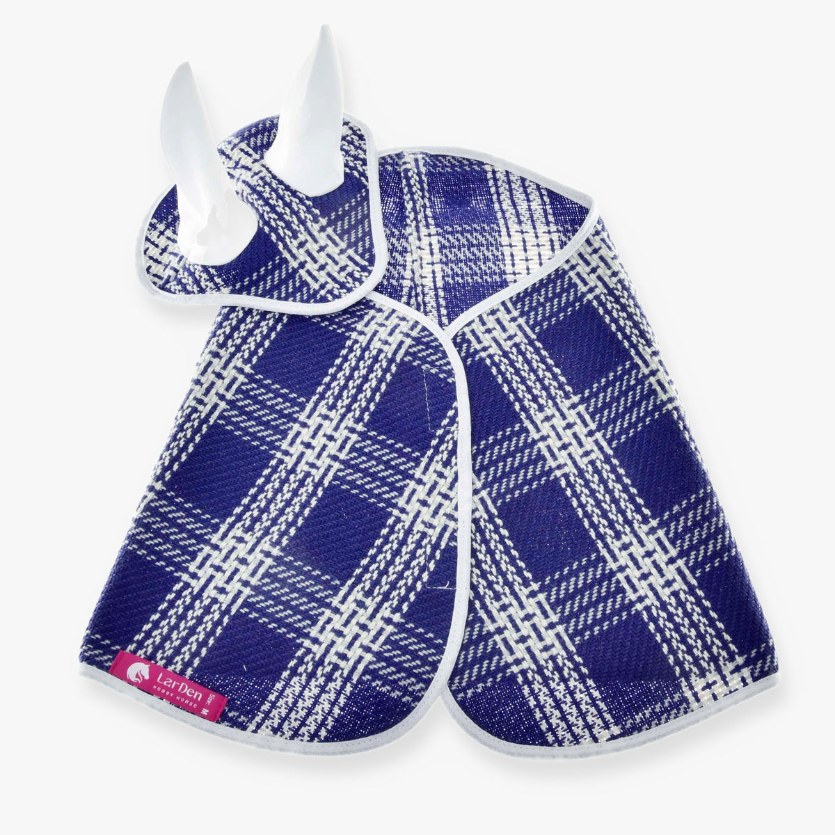 Set Blue Cube od Hobby Horse LarDen s modrobielou károvanou dekou a ladiacou čabrakou, obe s bielym lemom, usporiadané na bielom pozadí. Deka má ružový štítok s bielym logom koňa.