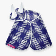 Set Blue Cube od Hobby Horse LarDen s modrobílou kostkovanou dekou a ladící čabrakou, obě s bílým lemem, uspořádané na bílém pozadí. Deka má růžový štítek s bílým logem koně.