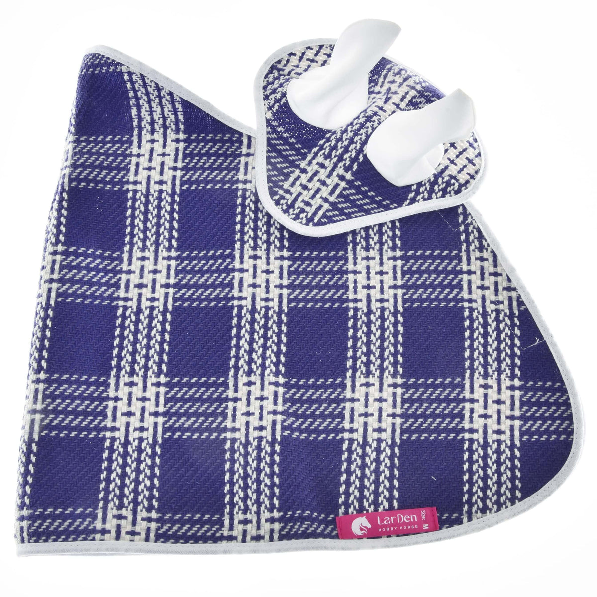 Set Blue Cube od Hobby Horse LarDen s modrobielymi károvanými obrúskami — jeden s krúžkami na obrúsky, druhý rozložený naplocho s ružovým štítkom LarDen — ideálny na dodanie pôvabu tvojmu stolu alebo na kombináciu so setmi diek na piknik.