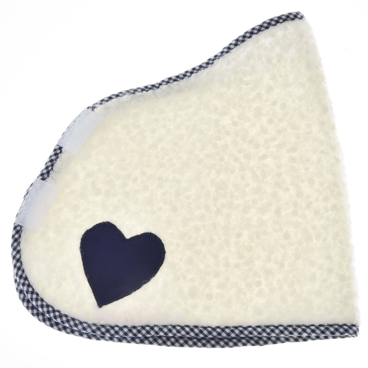 Deka Cube Blue od Hobby Horse LarDen, biela textúrovaná trojuholníková deka s modrobielym károvaným lemom, tmavomodrou nášivkou v tvare srdca v jednom rohu a suchými zipsami na jednom okraji.