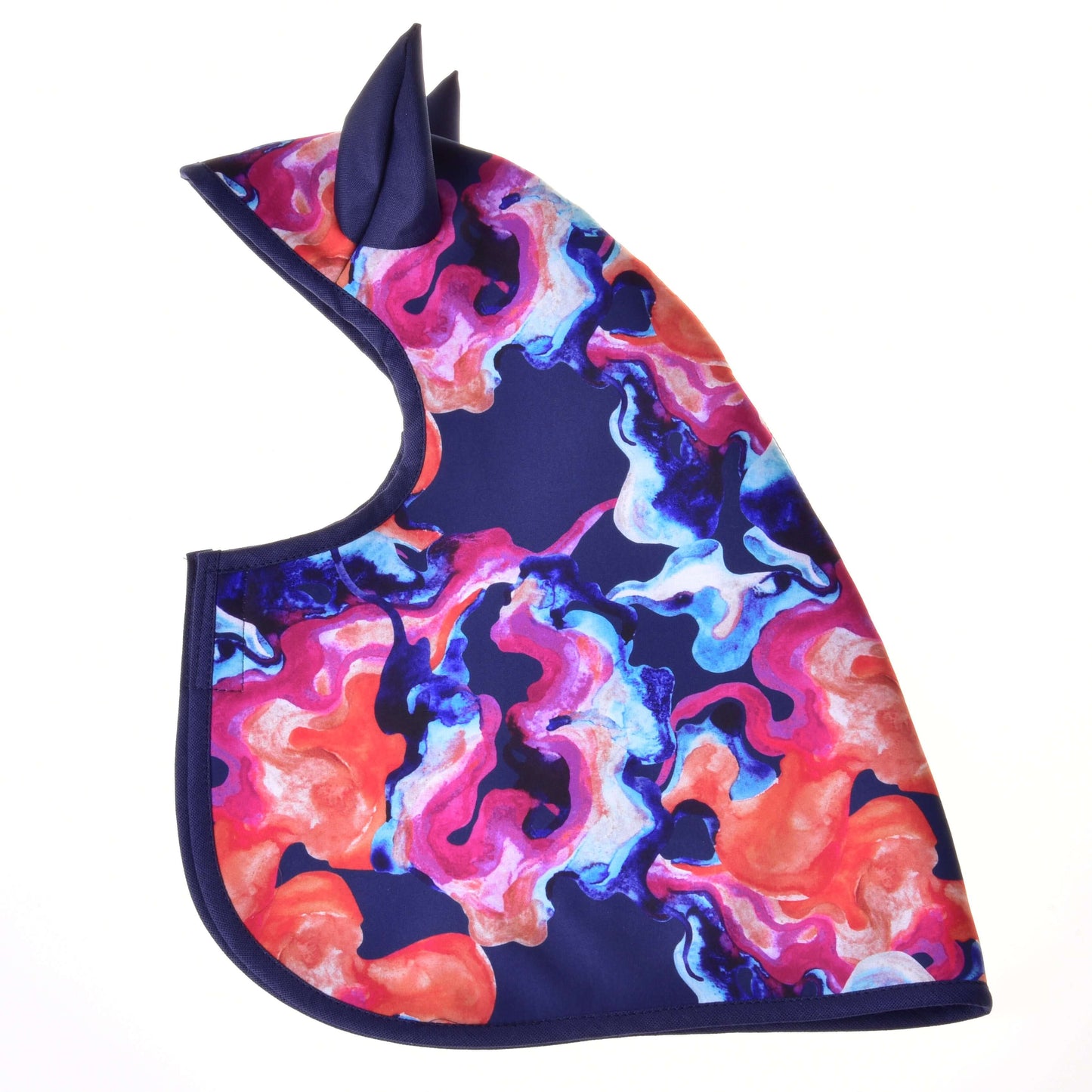 Pláštěnka Rainbow (zimní softshell) od Hobby Horse LarDen, zimní softshellová kapuce se špičatými ušima a vířivým abstraktním vzorem v modré, růžové, červené a oranžové na bílém podkladu. Perfektní pro pláštěnky nebo jako doplněk pro váš Hobby Horse.