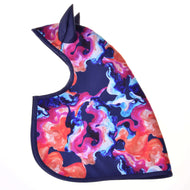Pláštěnka Rainbow (zimní softshell) od Hobby Horse LarDen, zimní softshellová kapuce se špičatými ušima a vířivým abstraktním vzorem v modré, růžové, červené a oranžové na bílém podkladu. Perfektní pro pláštěnky nebo jako doplněk pro váš Hobby Horse.