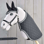 Set Thermo Black Queen od Hobby Horse LarDen je plyšový Hobby Horse s prešívanou čiernou dekou a ladiacou uzdou, ideálny ako štýlová dekorácia pre každého milovníka jazdectva.
