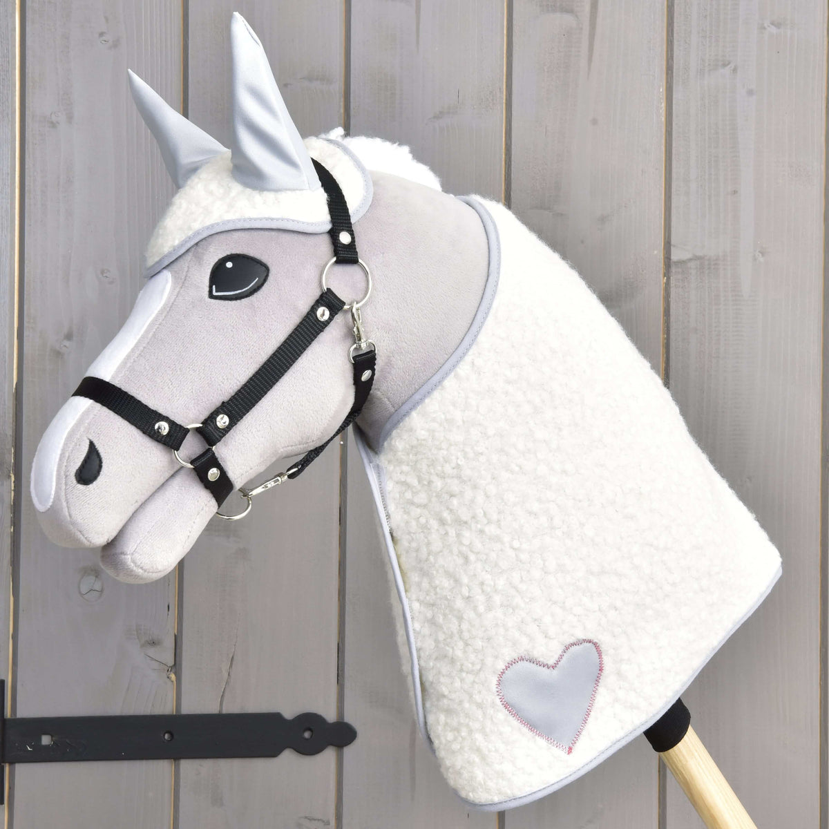 Hobby Horse LarDen Set Snowflake predstavuje sivo-bieleho plyšového Hobby Horse s uzdečkou, hrivou z umelej kožušiny a vyšitým srdcom na krku – ideálny pre nápaditú hru alebo kombináciu s tvojou obľúbenou sadou diek.