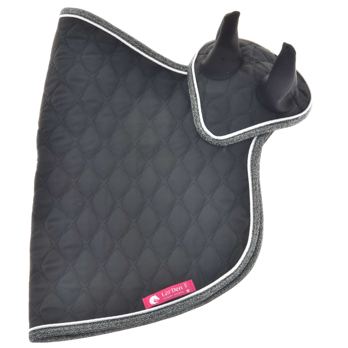 Set Thermo Black Queen od Hobby Horse LarDen je čierna prešívaná čabraka s dvoma krytmi na uši, sivým lemom a ružovým štítkom. Štýlová pre kone a ideálna na kombináciu s dekou pre Hobby Horse, zobrazená naplocho na bielom pozadí.
