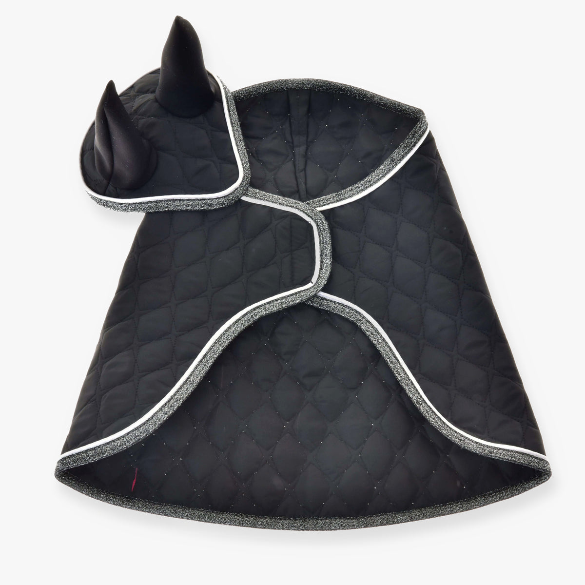 Set Thermo Black Queen od Hobby Horse LarDen je prešívaná čierna pláštenka pre maznáčikov so strieborným lemom a kapucňou so špicatými čiernymi ušami inšpirovanými čabrakou, roztomilý kostým pre tvojho psa alebo mačku.