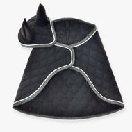 Set Thermo Black Queen od Hobby Horse LarDen je prešívaná čierna pláštenka pre maznáčikov so strieborným lemom a kapucňou so špicatými čiernymi ušami inšpirovanými čabrakou, roztomilý kostým pre tvojho psa alebo mačku.