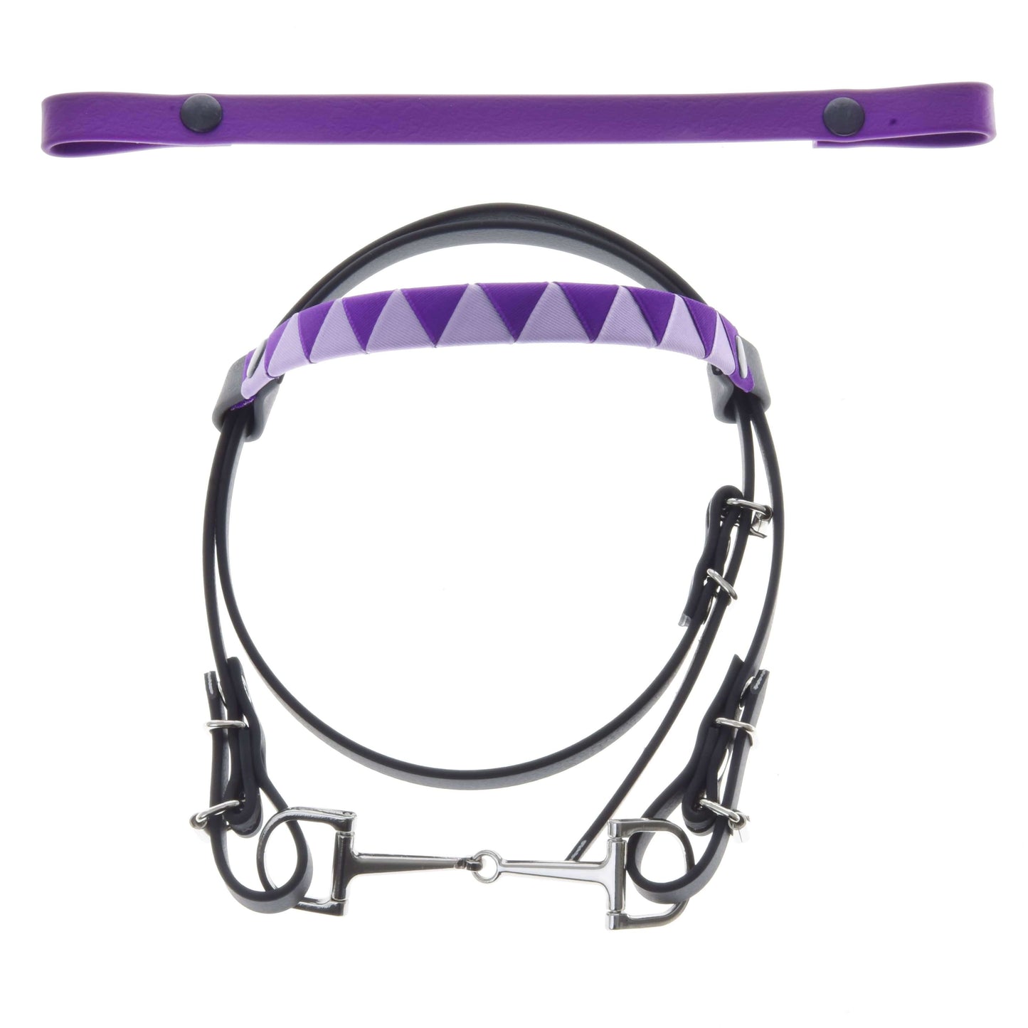 Uzdečka bez nánosníku fialová se 2 čelenkami (vel. M) od Hobby Horse LarDen, se stříbrným udidlem, vyměnitelnou čelenkou s geometrickým kosočtvercovým vzorem a ladícím fialovým páskem se dvěma knoflíky.