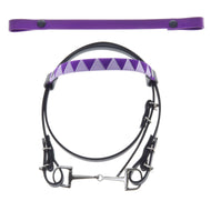 Uzdečka bez nánosníku fialová se 2 čelenkami (vel. M) od Hobby Horse LarDen, se stříbrným udidlem, vyměnitelnou čelenkou s geometrickým kosočtvercovým vzorem a ladícím fialovým páskem se dvěma knoflíky.
