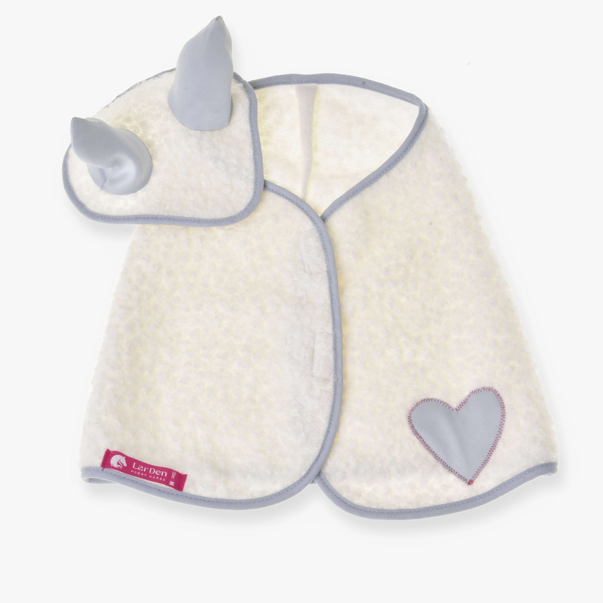 Set Snowflake od Hobby Horse LarDen tvorí mäkká biela detská pláštenka so srdiečkovou nášivkou, modrým lemovaním a ladiacou kapucňou s modrými rohmi, pripomínajúca hravú čabraku. Pláštenka je rozložená naplocho s ružovým štítkom vľavo dole.