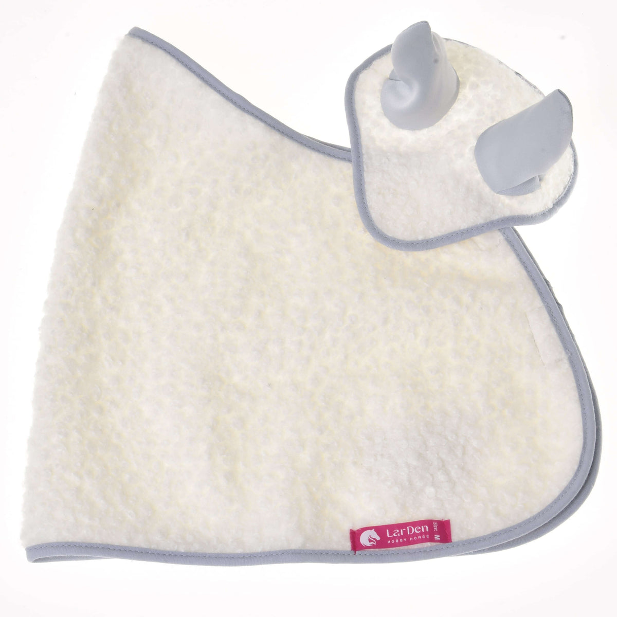 Hobby Horse LarDen Set Snowflake obsahuje mäkký biely detský podbradník s dvoma malými sivými uškami a ladiacu odgrgávaciu plienku, oba so svetlosivým lemovaním. Každý kus má ružový štítok s bielym logom a textom, inšpirovaný útulnými sadami diek.