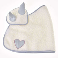 Bryndák Set Snowflake od Hobby Horse LarDen je měkký bílý dětský bryndák se světle šedým lemováním, dvěma špičatými detaily jako u čabraky a šedou nášivkou ve tvaru srdce přišitou u spodního rohu.