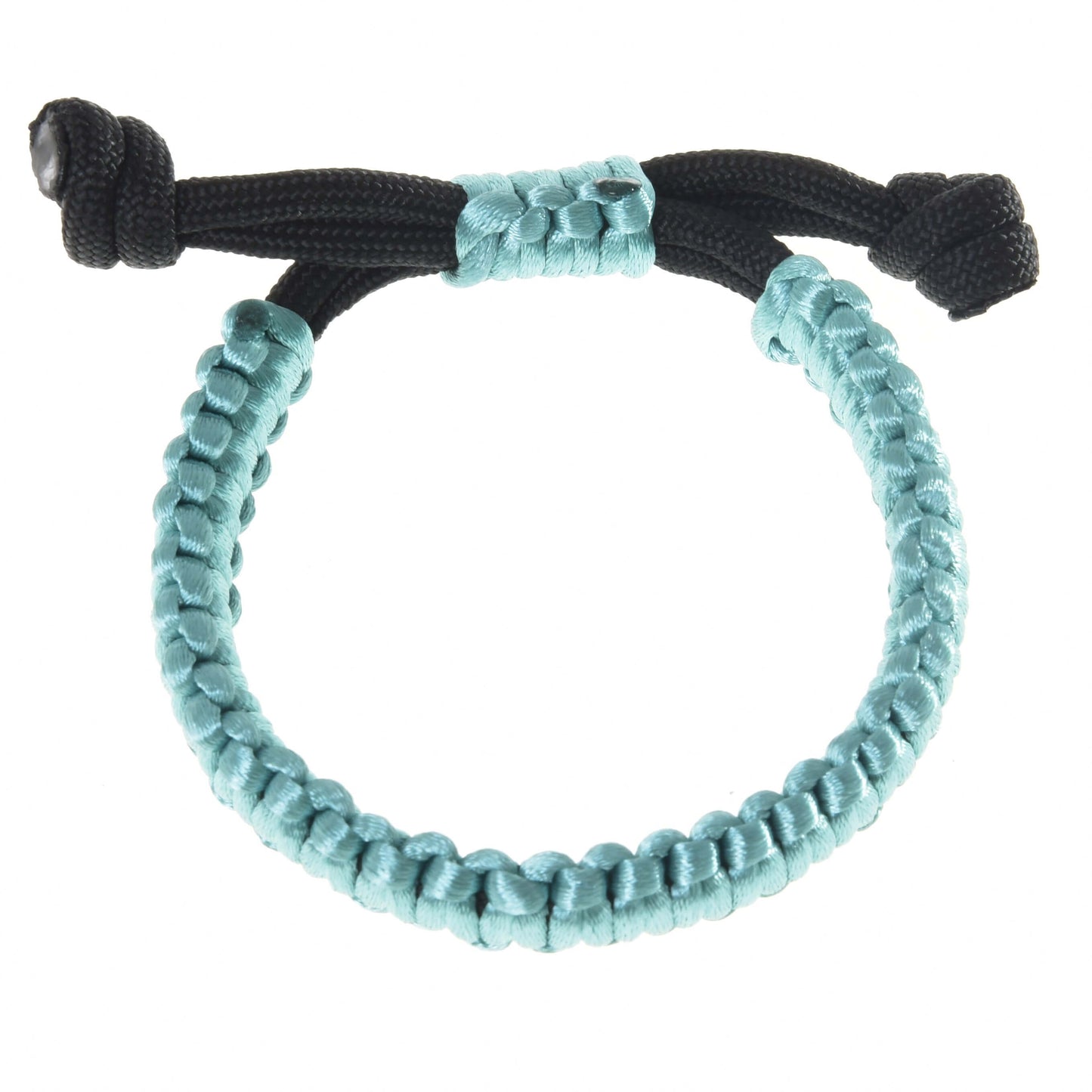 Náramek Turquoise od Hobby Horse LarDen s světle modrými a černými pletenými šňůrkami ve vzoru čtvercového uzlu a nastavitelným zapínáním, zobrazený na bílém pozadí – ideální ke sladění s vaším rope setem nebo jako stylový doplněk pro Hobby Horse.