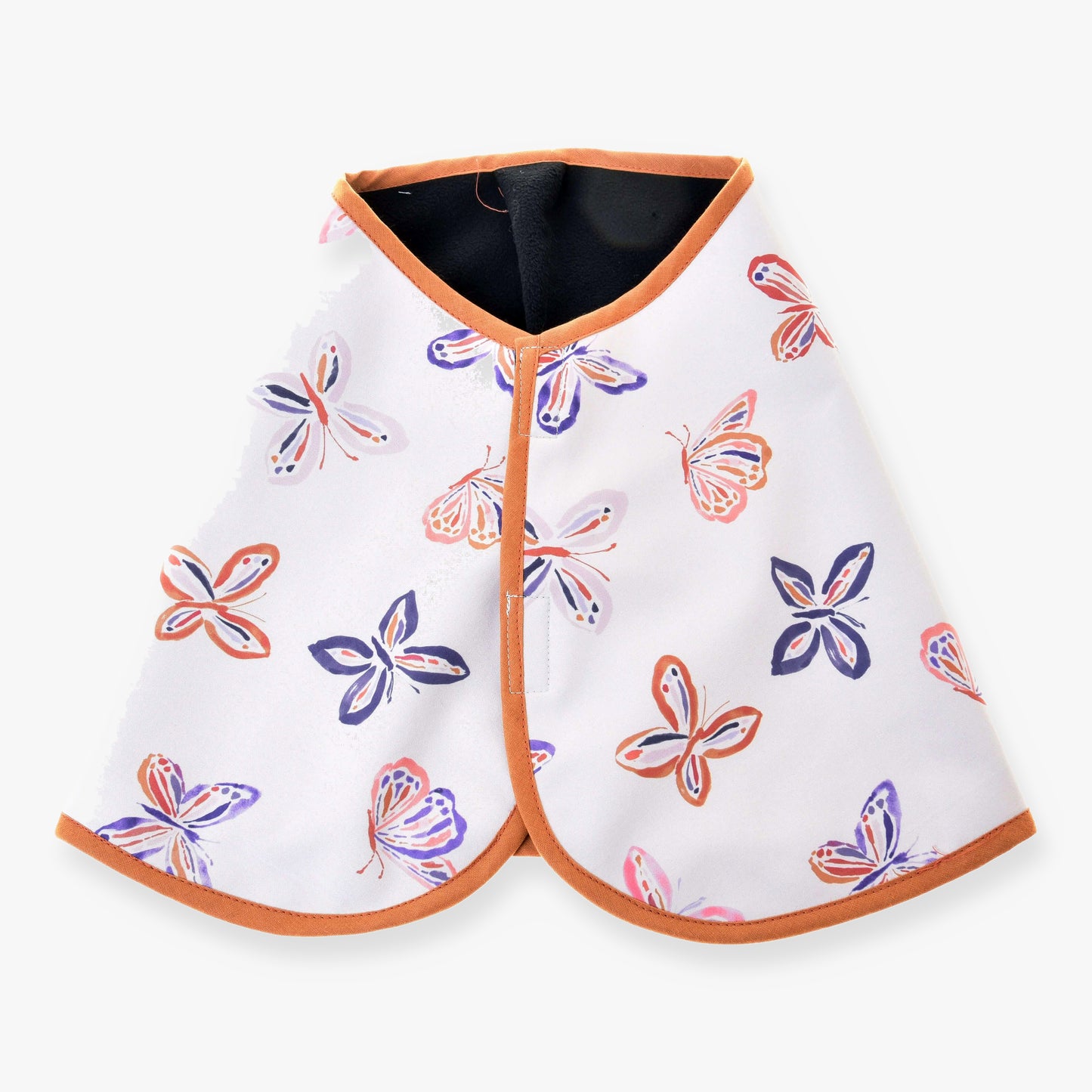 Deka Butterfly (softshell) od Hobby Horse LarDen, bílá pláštěnka s oranžovým lemem a výrazným motýlím vzorem v oranžové, modré a fialové, ideální jako jedinečná deka pro tréninky koně.