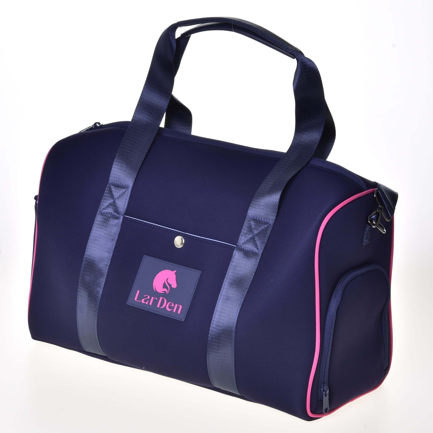 Športová taška LarDen Pink od Hobby Horse LarDen má tmavomodrú tkaninu s ružovým lemovaním, tmavé uchá, nastaviteľný popruh, predné vrecko na druk a predné logo „LarDen“ s konskou hlavou.