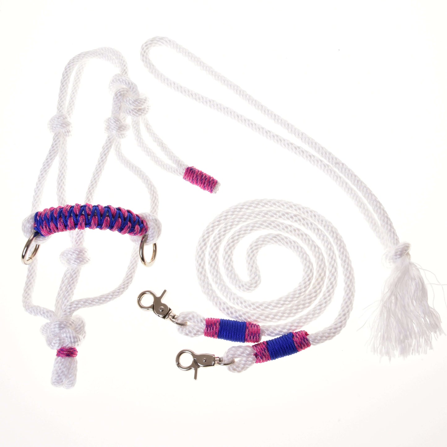 Povrazový set Biely (veľ. M) od Hobby Horse LarDen s ružovými a modrými ozdobnými omotmi a striebornými kovovými karabínami, ideálny pre Hobby Horse, úhľadne vystavený na bielom pozadí.