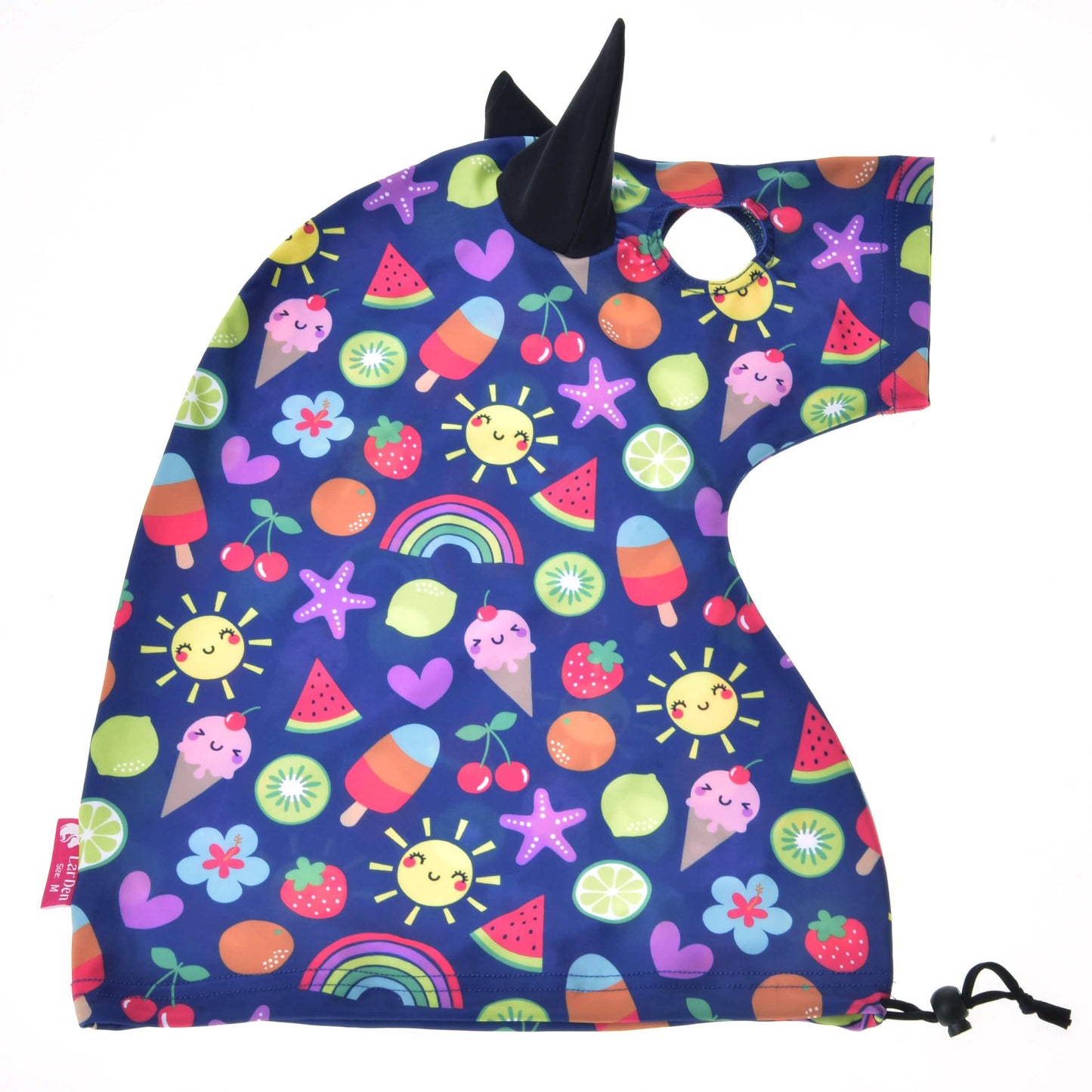 Hobby Horse ochranný oblek Happiness od Hobby Horse LarDen je farebná kapucňa v tvare jednorožca s čiernym rohom, so vzorom veselého ovocia, dúhy, slnka, zmrzliny a hviezd na tmavomodrej látke a so sťahovacou šnúrkou dole.