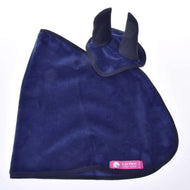 Set Dark Blue (čabraka + deka) od Hobby Horse LarDen obsahuje tmavomodrú čabraku s čiernym lemom, ružový štítok s bielym textom a logom koňa a dva kryty uší – štýlový doplnok každého setu, zobrazený na bielom pozadí.