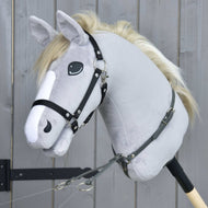 Detailný záber na Martingal tmavosivý od Hobby Horse LarDen na plyšovom sivom Hobby Horse s bielou hrivou, čiernou uzdečkou a martingalom z koženky, nasadenom na drevenej tyči pred sivou drevenou stenou.