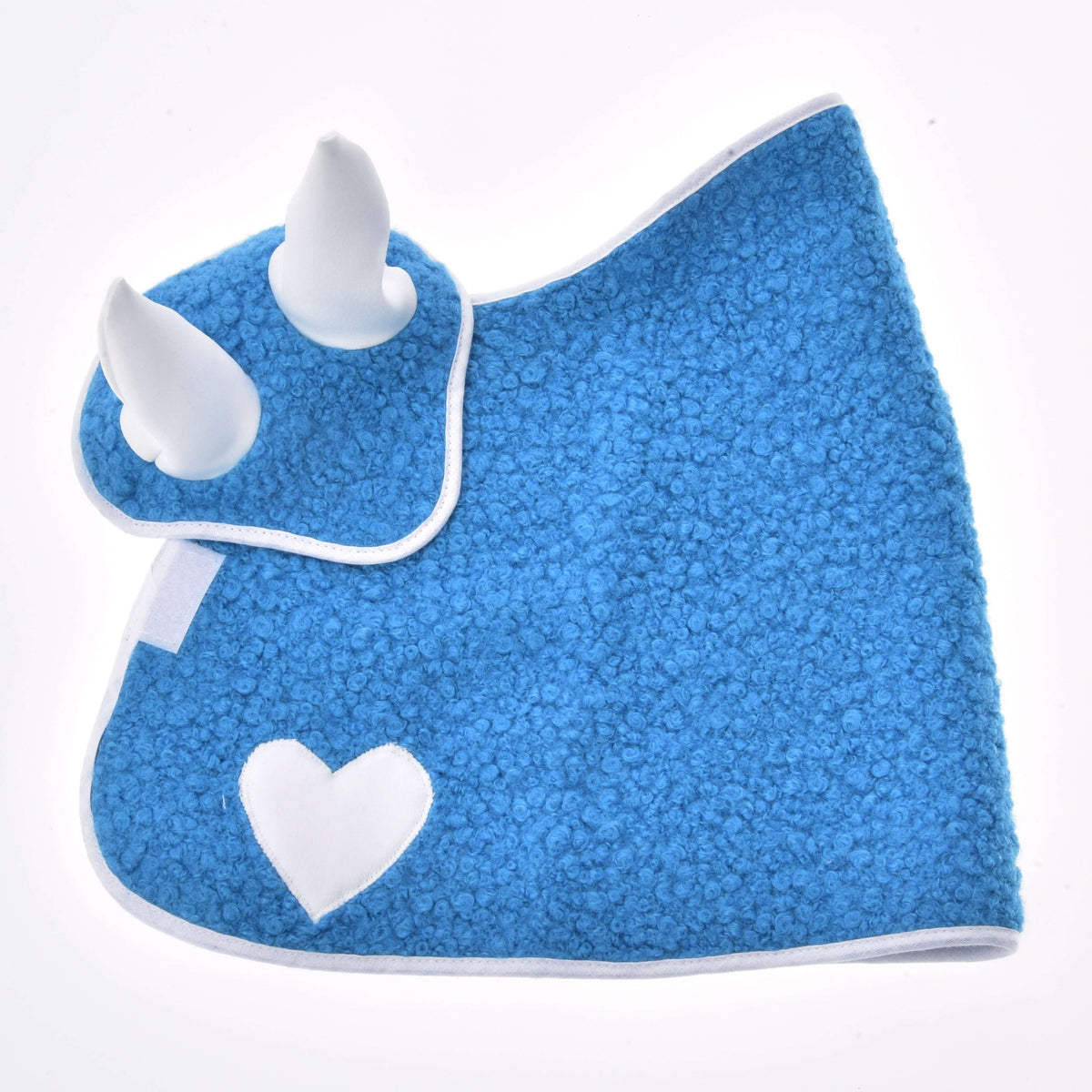 Set Mystery od Hobby Horse LarDen je modrá textúrovaná deka pre Hobby Horse s bielym lemom, dvoma mäkkými bielymi rohmi a bielou aplikáciou v tvare srdca, zobrazená naplocho na bielom pozadí.