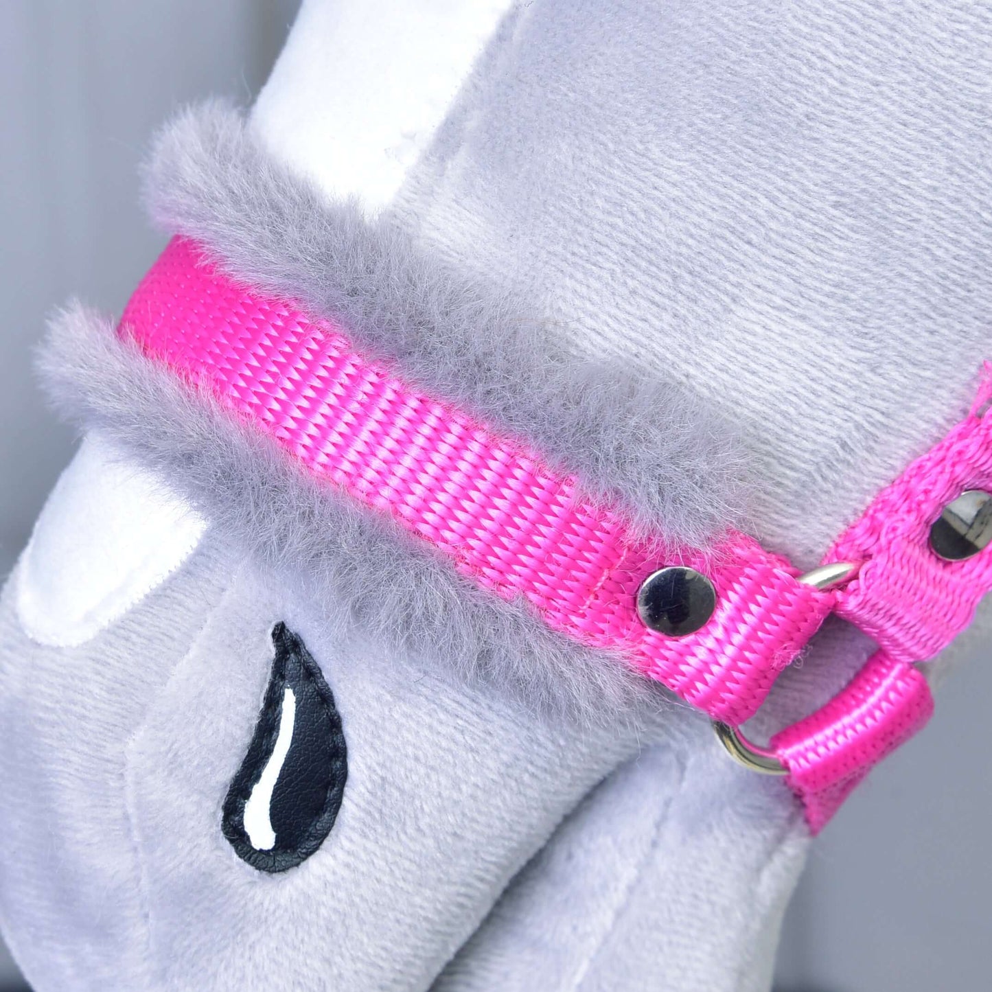 Detailný záber na sivú plyšovú hračku s Ohlávkou ružovou s barančekom od Hobby Horse LarDen, s výrazne ružovou farbou, kovovým kovaním a mäkkým chlpatým sivým lemom.