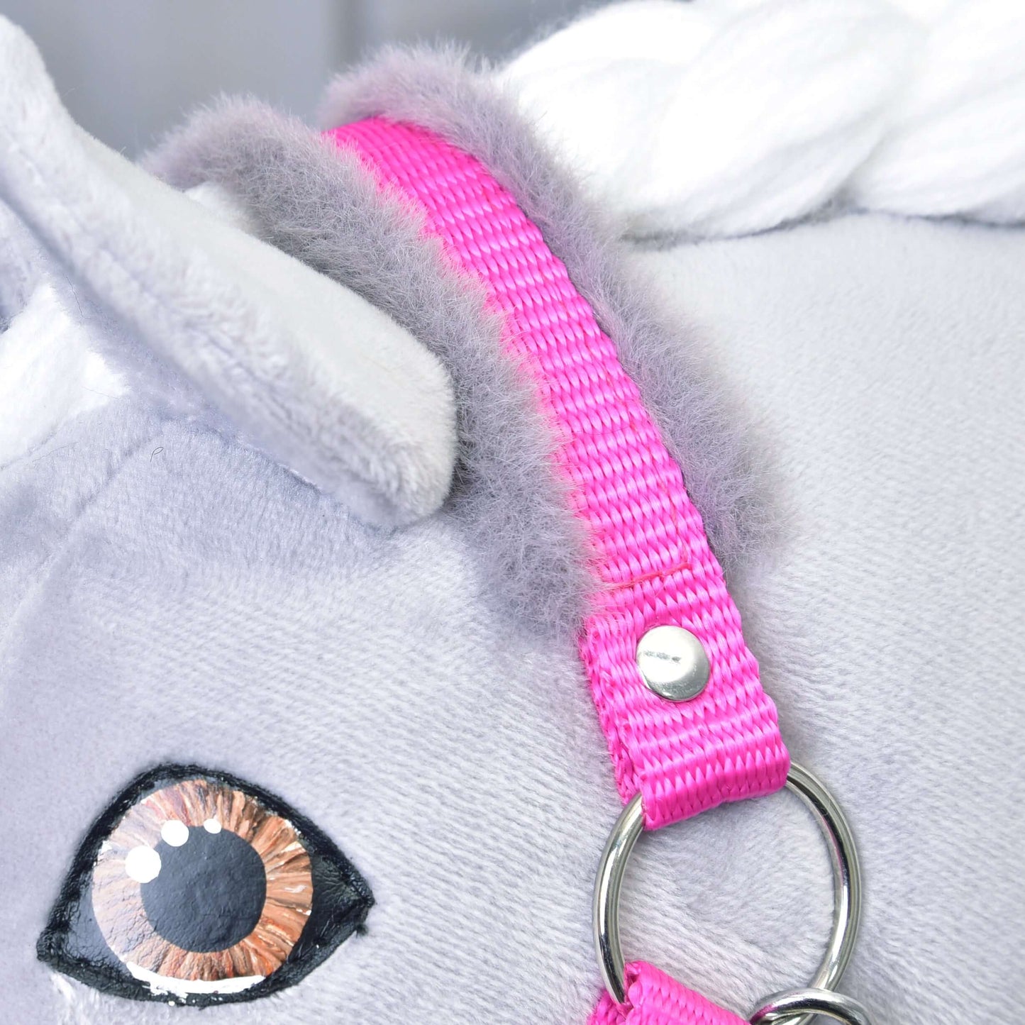 Detailný záber Ohlávky ružovej s barančekom od Hobby Horse LarDen na hlave bieleho plyšového koňa, s vyšívaným okom, mäkkou sivou hrivou a lesklým kovovým krúžkom – roztomilý doplnok pre nápaditú hru s Hobby Horse.