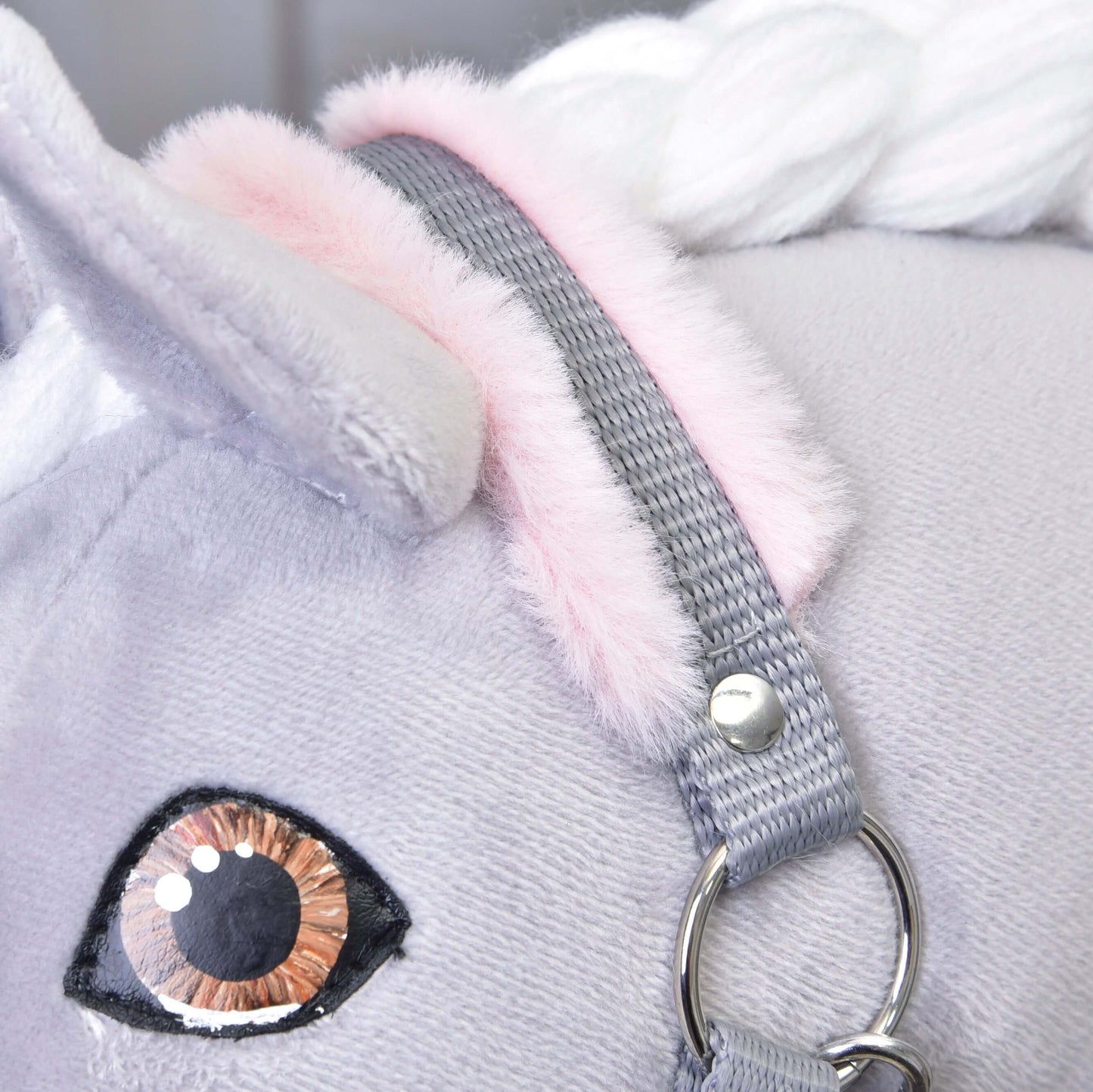 Detailný záber na Hobby Horse LarDen Ohlávka sivá s ružovým barančekom, so svetlosivou mäkkou látkou, ružovým vnútrom ucha, spletenou bielou hrivou a pevnou ohlávkou s kovovým krúžkom – očarujúca jednorožčia hračka a hravý konský doplnok.