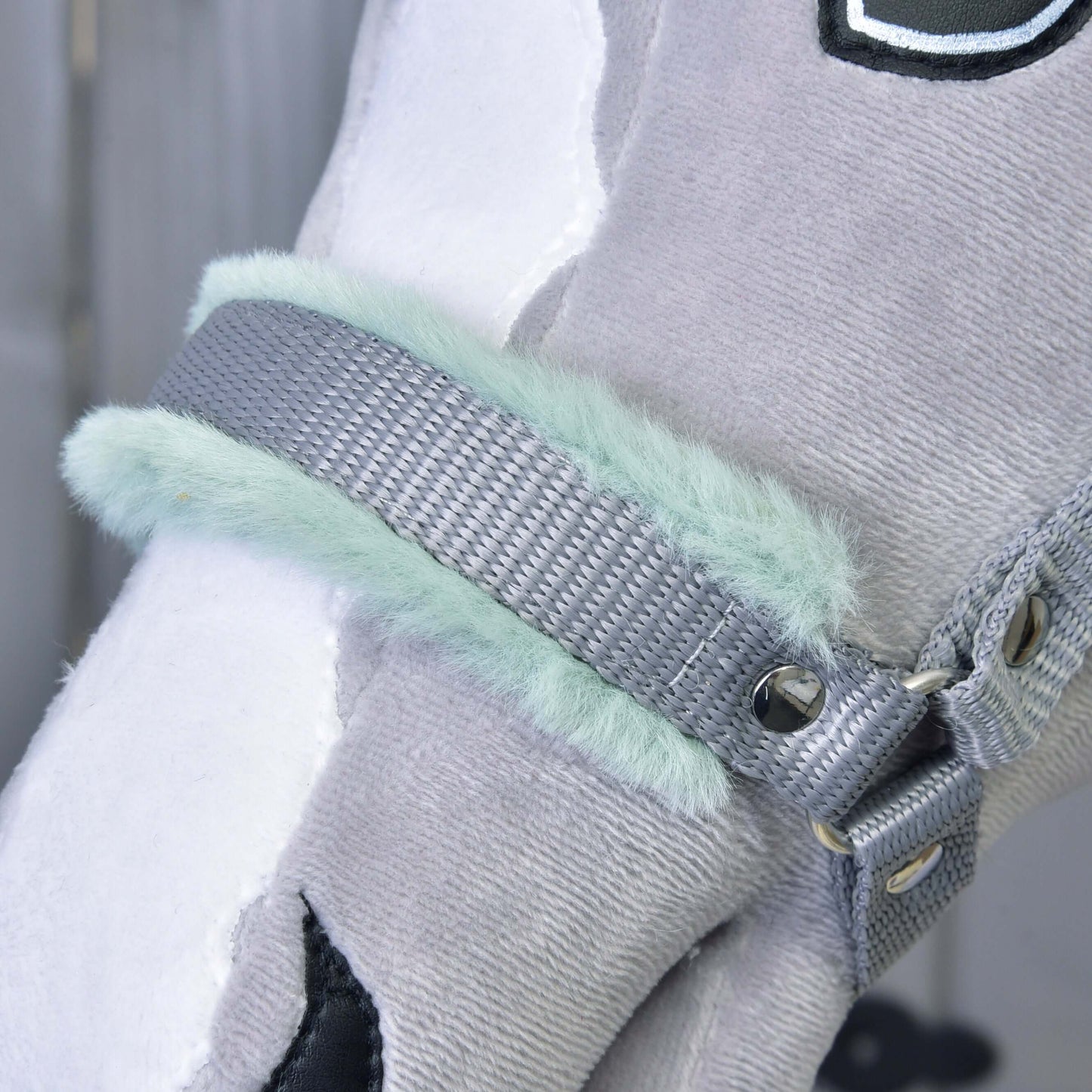 Detailný záber hlavy sivobieleho plyšového koňa s Hobby Horse LarDen Ohlávkou sivou s mint barančekom, s mäkkou mint podšívkou z umelej kožušiny, kovovými nitmi a detailným prešitím – pôvabný doplnok pre Hobby Horse.