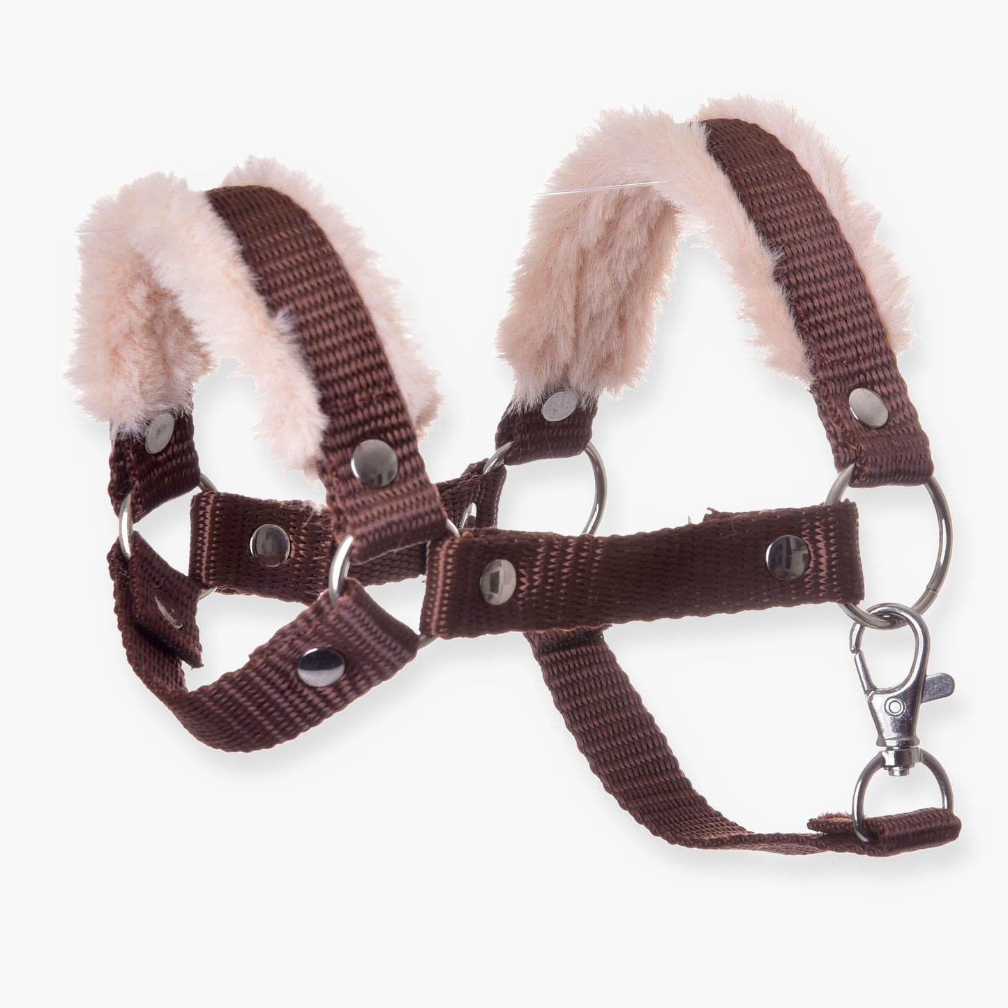 Ohlávka hnedá s barančekom od Hobby Horse LarDen má kovové krúžky, sponu a mäkké béžové fleecové polstrovanie vnútri pre väčšie pohodlie – nevyhnutný doplnok do každej kolekcie Hobby Horse.
