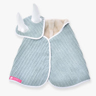 Set Manchester Little Green od Hobby Horse LarDen, žebrovaná světle modrá pelerína pro mazlíčky s bílým lemem a jemnými bílými rohy na kapuci, podšitá béžovým fleecem a zakončená růžovým štítkem Lil Pets, ideální ke kombinaci s jakoukoli sadou dek nebo čabrakou.