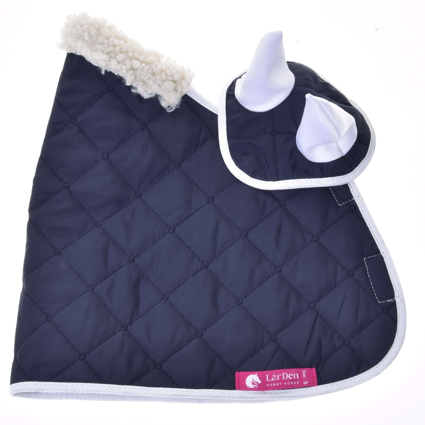 Hobby Horse LarDen Set Thermo Blue má prešívanú tmavomodrú čabraku na uši s bielym lemovaním, hornú časť s fleecovou podšívkou a dve látkové uši – ideálny pre štýlovú konskú dekoráciu alebo ako súčasť elegantnej sady čabraky na uši.