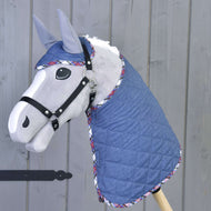 Set Jeans od Hobby Horse LarDen, sivý kôň s modrou prešívanou dekou a ladiacou čabrakou s károvaným lemom, všetko nasadené na drevenej tyči na pozadí sivého dreva.