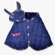 Set Jeans od Hobby Horse LarDen je štýlová psia bunda s károvaným lemom, s malým vreckom a ladiacou pokrývkou hlavy – ideálny pre hravé kostýmy pre maznáčikov alebo na zladenie so sadou čabraky.