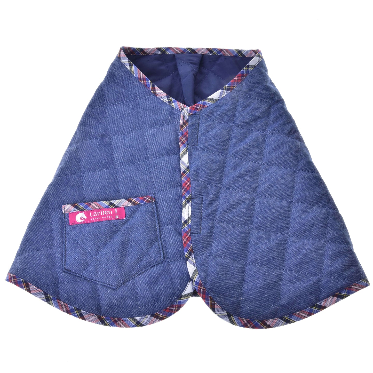 Set Jeans od Hobby Horse LarDen je modrá prošívaná pláštěnka pro mazlíčka s kostkovaným lemem, předním zapínáním na knoflík a levou kapsou s růžovým štítkem – ideální jako hravý koňský doplněk nebo ke sladění s vaší dekou a sadou čabraky pro Hobby Horse.