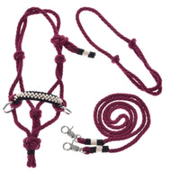 Provazový set Burgundy od Hobby Horse LarDen, vínová provazová ohlávka se stříbrnými kroužky, černobílými tkanými akcenty, ladícími otěžemi a vodítkem se dvěma stříbrnými karabinami – ideální do vaší sbírky Hobby Horse.