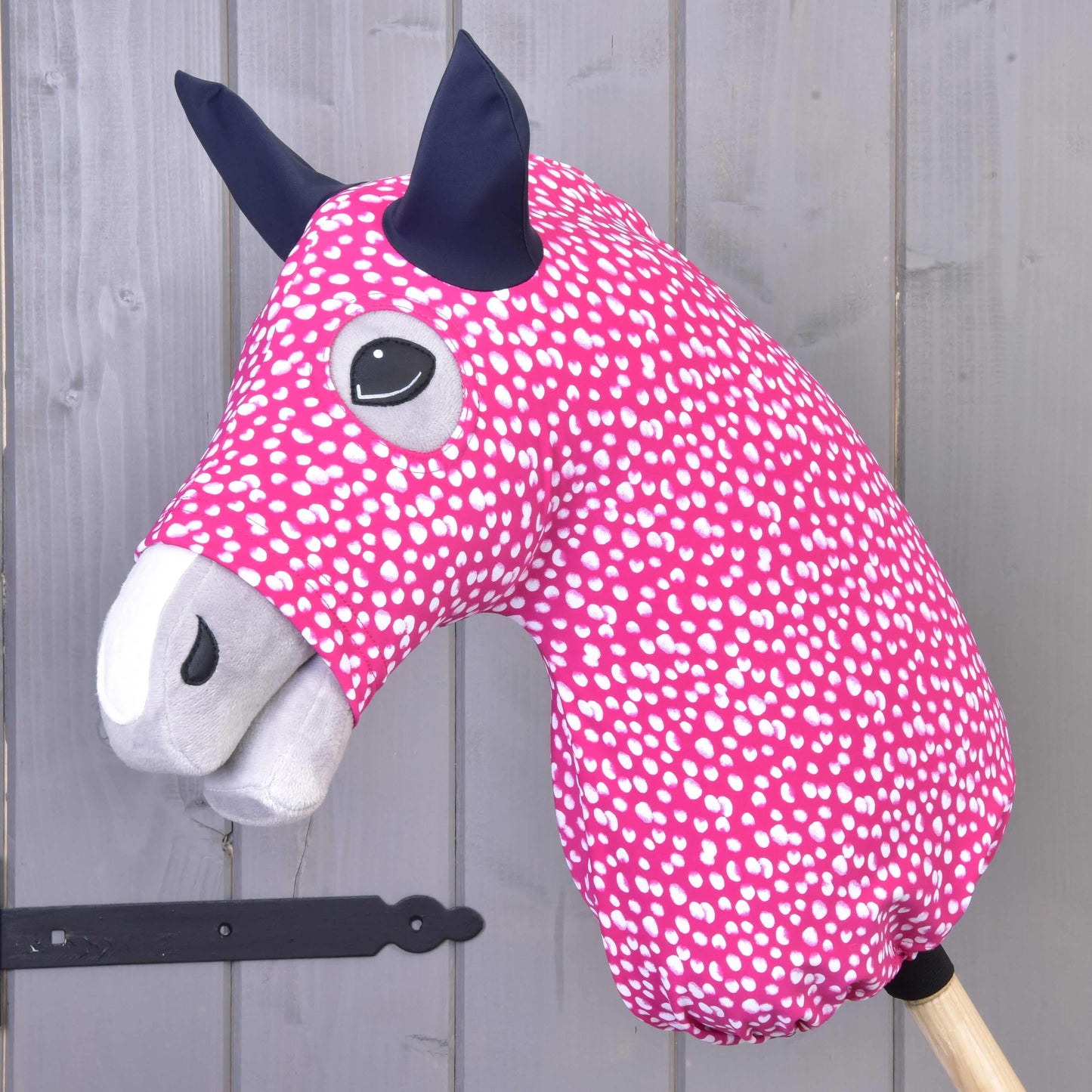 Hobby Horse ochranný oblek Minie (Lycra) od Hobby Horse LarDen je růžový Hobby Horse s bílými puntíky, šedým čenichem, černýma ušima a rukojetí z dřevěné tyče a má pratelný potah z Lycra pro snadné čištění.