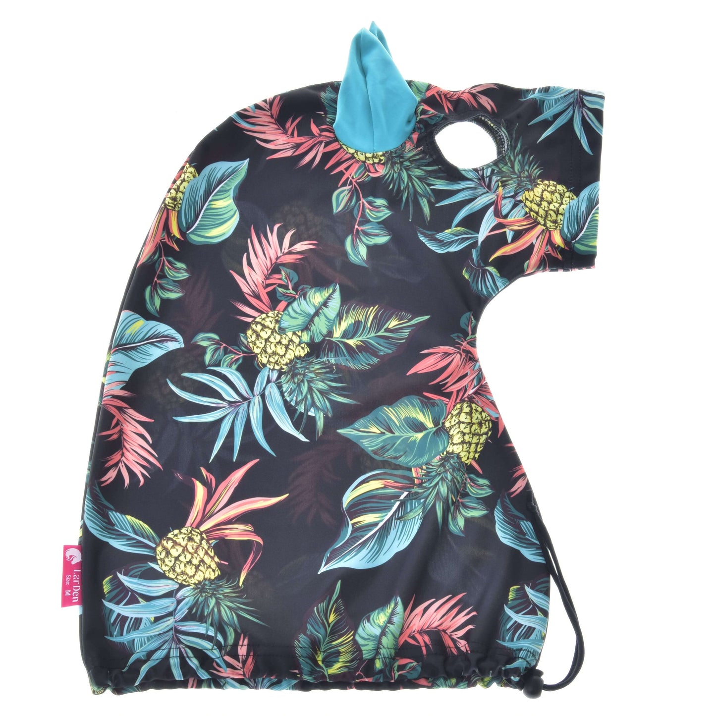 Hobby Horse ochranný oblek Pineapple (Lycra) od Hobby Horse LarDen je poťah v tvare konskej hlavy s tropickou potlačou ananásov a listov, modrým detailom ucha a sťahovacou šnúrkou, ideálny pre ochranu tvojho Hobby Horse.
