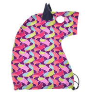 Hobby Horse ochranný oblek Bird (Lycra) od Hobby Horse LarDen má barevnou látku ve tvaru jednorožce s výraznými ptačími vzory, tmavě modrý roh a uši, spodní stahování šňůrkou a horní kulatý otvor, ideální pro ochranu Hobby Horse.