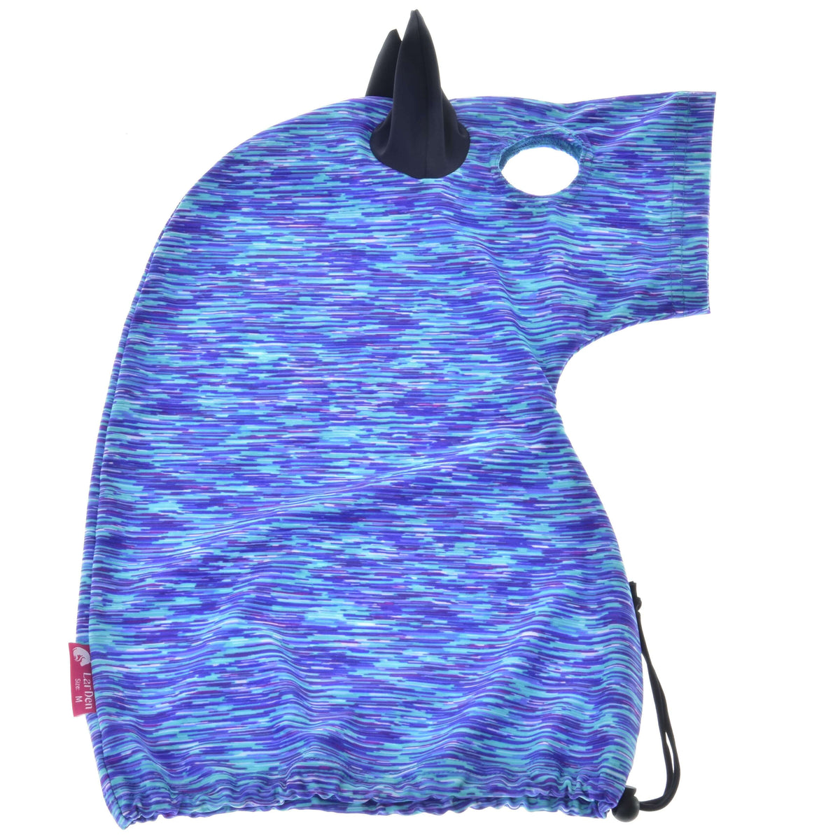 Hobby Horse ochranný oblek Sea (Lycra) od Hobby Horse LarDen je prateľný poťah v modrofialovom vzore v tvare konskej hlavy s čiernym rohom, uchom, výrezom na tvár a spodnou sťahovacou šnúrkou pre pevné upevnenie.