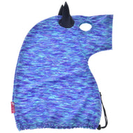 Hobby Horse ochranný oblek Sea (Lycra) od Hobby Horse LarDen je pratelný potah v modrofialovém vzoru ve tvaru koňské hlavy s černým rohem, uchem, výřezem na obličej a spodní stahovací šňůrkou pro pevné upevnění.