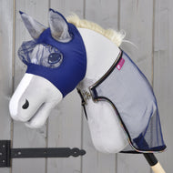 Hobby Horse LarDen Set Fly Combo so sivou hračkou Hobby Horse, modrou sieťovanou maskou proti hmyzu a ladiacou sivo-modrou sieťovanou dekou proti hmyzu, ideálny pre fanúšikov Hobby Horsingu, na drevenom pozadí.