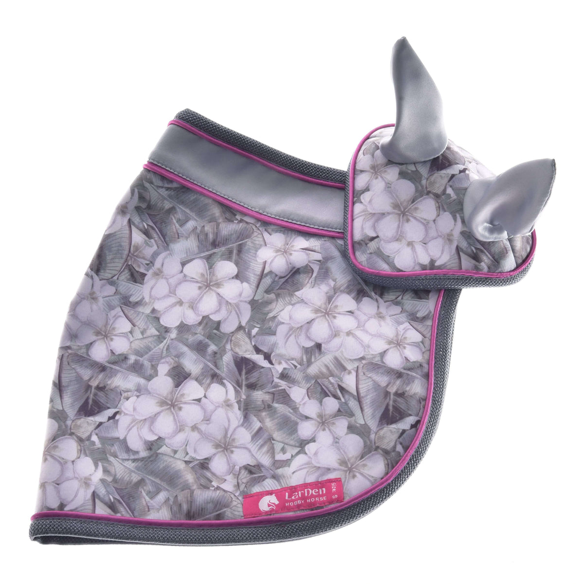 Set Grey Flower od Hobby Horse LarDen s čabrakou s kvetinovým vzorom a ladiacou podsedlovou dečkou v sivej a levanduľovej farbe s ružovým lemovaním, tvoriaci pôvabnú dekoráciu pre kone, zobrazený na bielom pozadí.