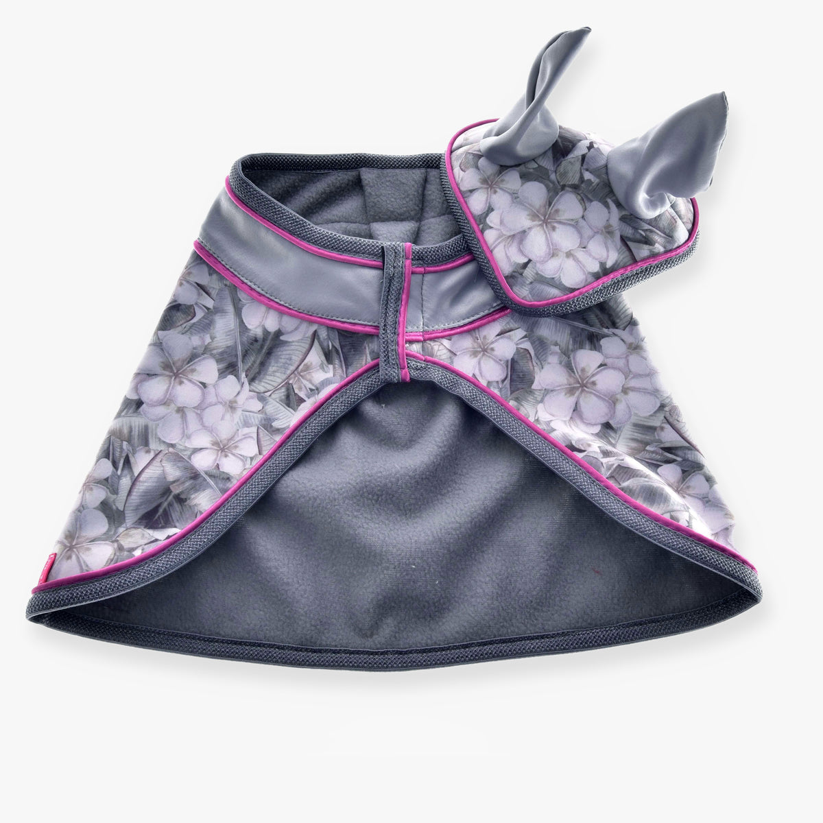 Set Grey Flower od Hobby Horse LarDen, sivá pláštenka pre maznáčikov s kvetinovým vzorom, ružovým lemovaním a pripojenou kapucňou s dvoma vztýčenými uškami pripomínajúcimi zajaca, zobrazená naplocho na bielom pozadí.